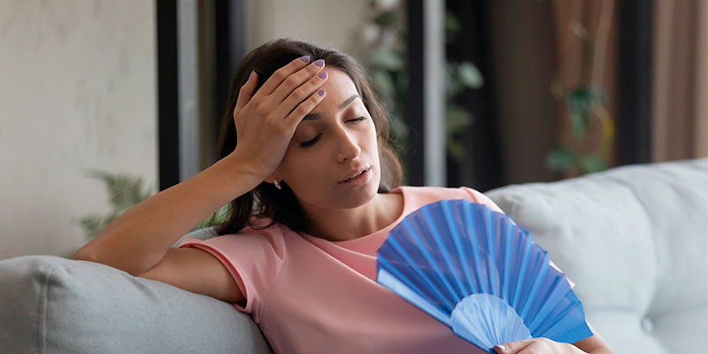 En la menopausia, el “termostato” del cerebro puede volverse más sensible y desencadenar bochornos incluso con pequeños cambios de temperatura.